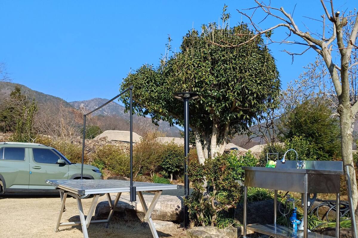 패밀리룸, 마당 전망 | 전용 주방 | 냉장고, 전자레인지, 조리 도구/접시/주방 기구