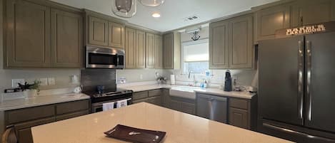 Réfrigérateur, four à micro-ondes, un four, surface de cuisson