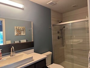 Dusche, Haartrockner, Handtücher, Seife