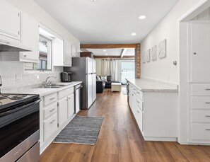 Jääkaappi, mikroaaltouuni, uuni, liesi