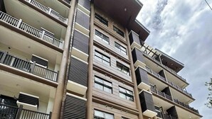 A multi-story building with a stone facade and a sign reading "BRENTWOOD". - Brenthill Baguio (Baguio)