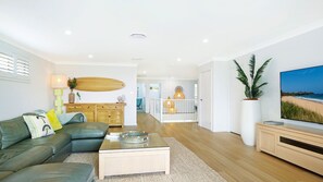 Smart TV, fireplace - Hamptons Hideaway - slip straight into holiday mode (Culburra Beach)