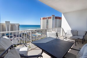 Outdoor dining - Luxury Condo with Stunning Beach Views at Laketown (Panama City Beach)