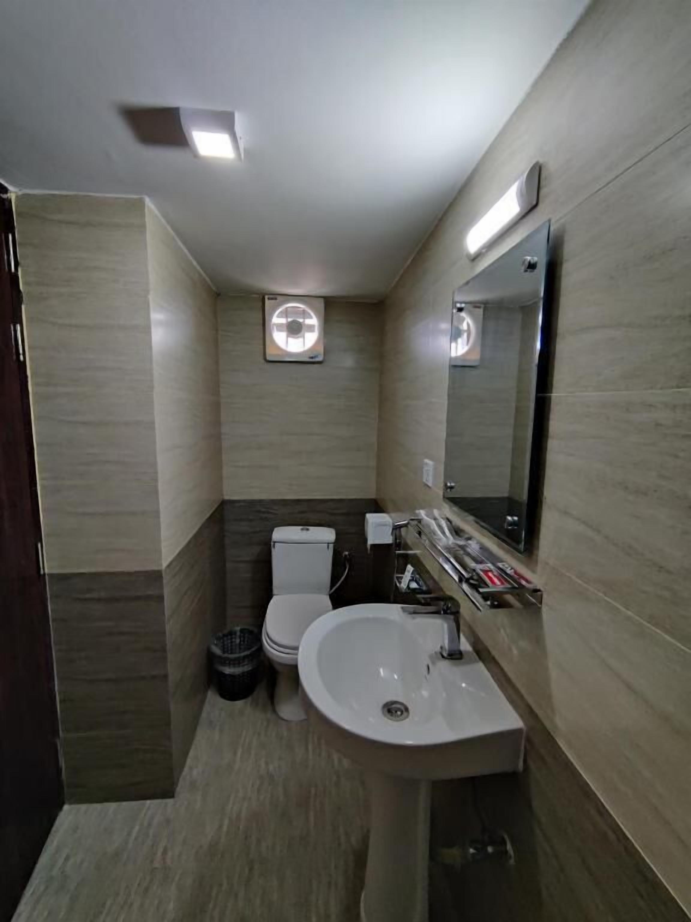 Bañera, artículos de higiene personal gratuitos, toallas y jabón