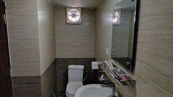 Bathtub, free toiletries, towels, soap