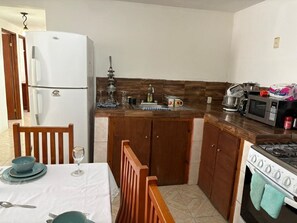 Kühlschrank, Mikrowelle, Herdplatte, Wasserkocher mit Kaffee-/Teezubehör
