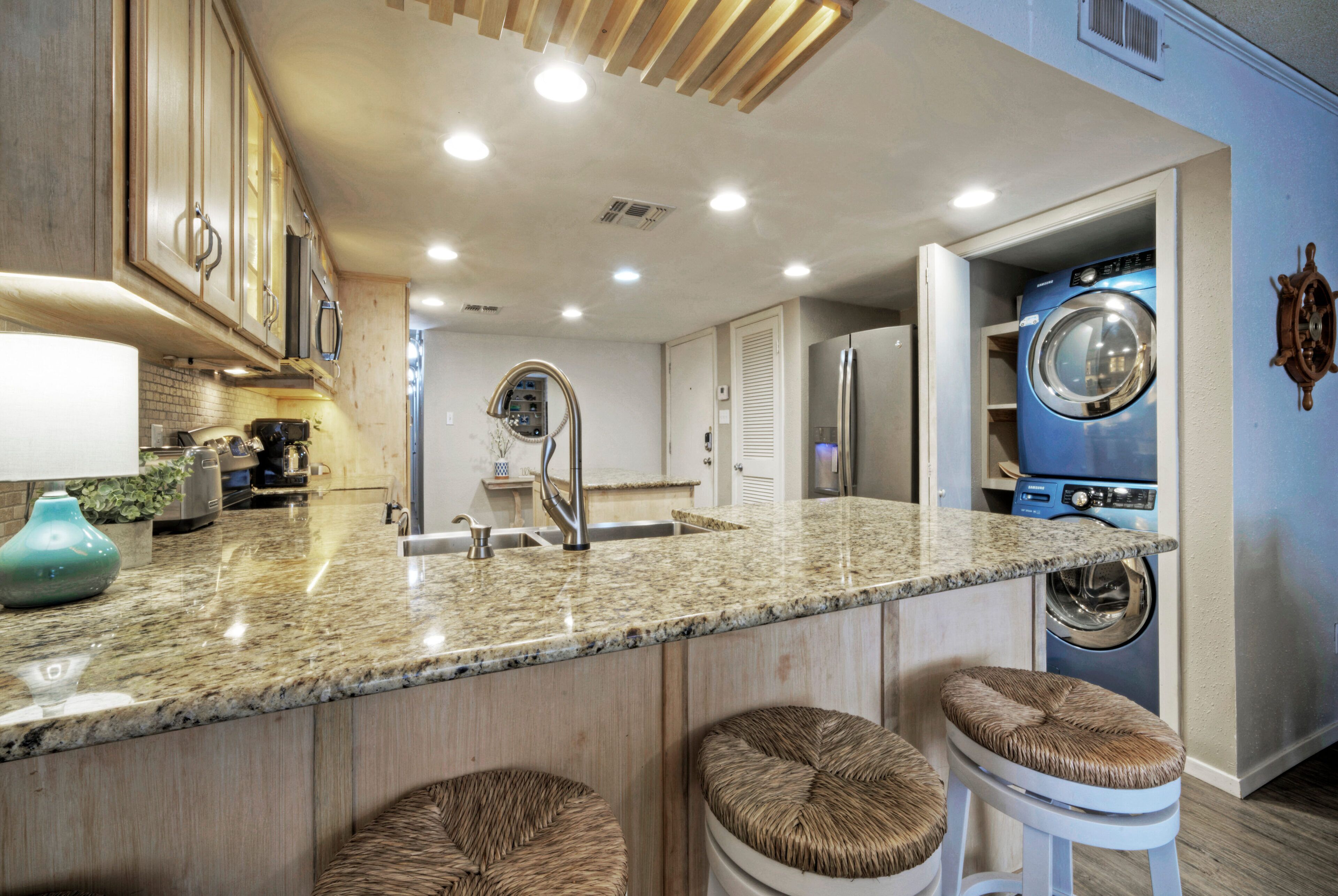 Mikrobølgeovn, ovn, kokeplater og oppvaskmaskin