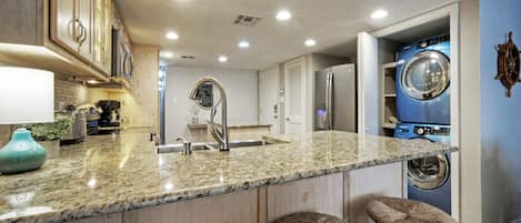 Mikrobølgeovn, ovn, kokeplater og oppvaskmaskin