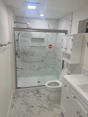 Toalhas de banho, sabonete, papel higiênico 