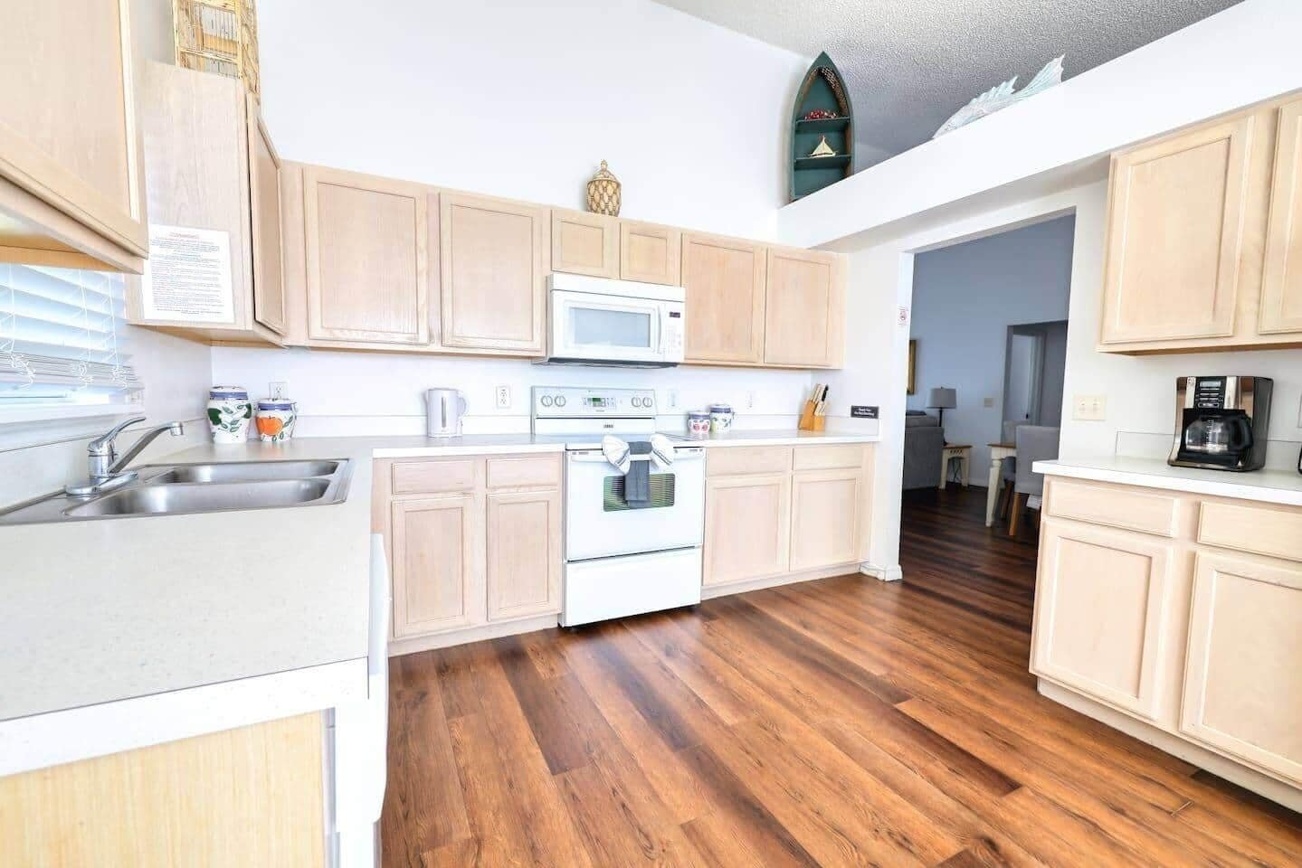 Kjøleskap, mikrob ølgeovn, ovn og kokeplater