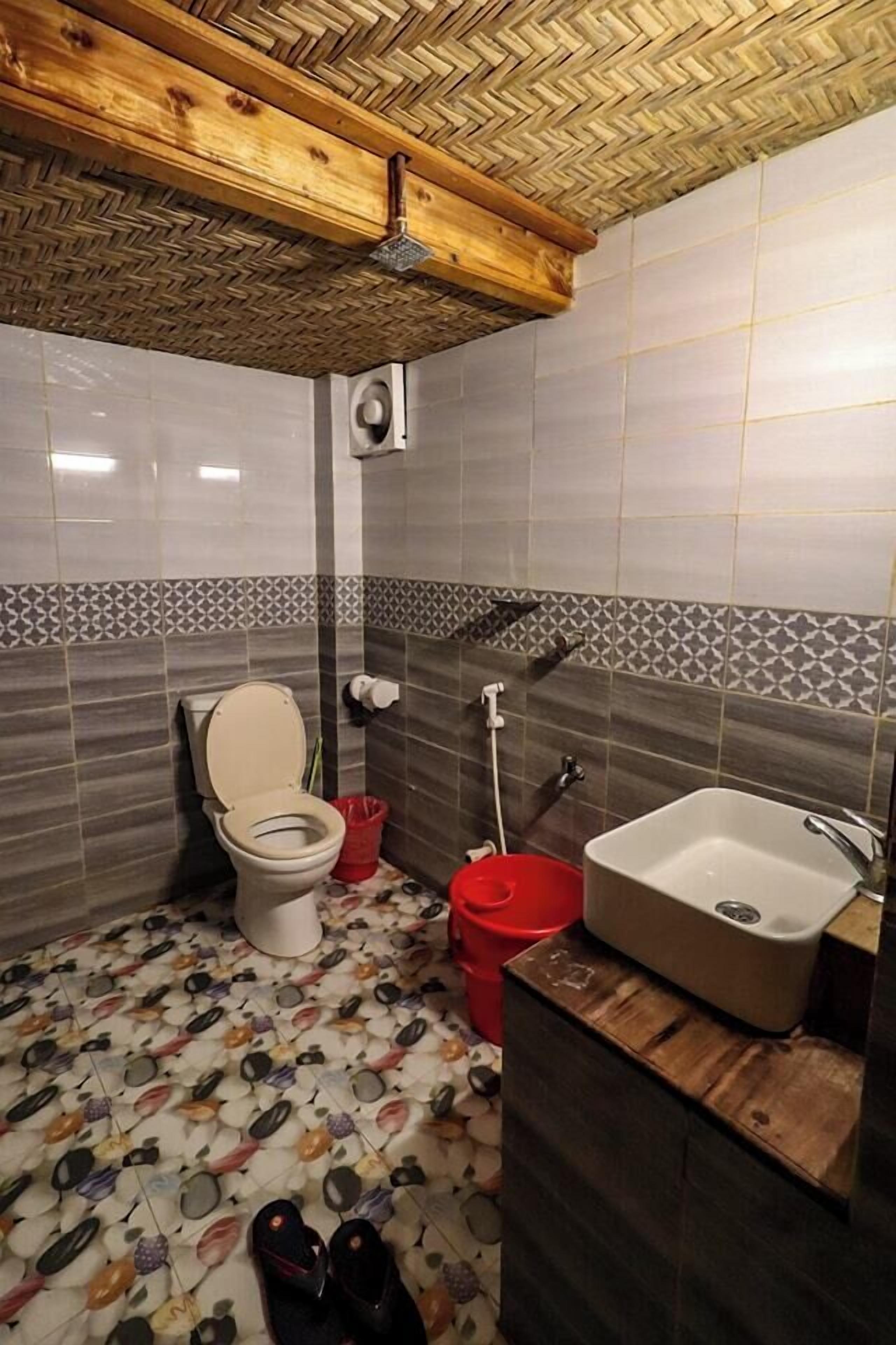 Deluxe Double Room, Balcony, Sea View | Bathroom | Bathtub, free toiletries, towels, soap