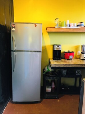 Fridge, oven, stovetop, coffee/tea maker