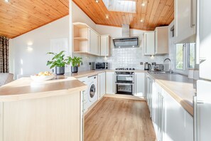 Kühlschrank, Mikrowelle, Ofen, Geschirrspüler