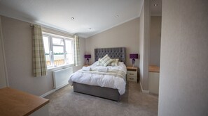 Iron/ironing board, free WiFi, bed sheets - Primrose 1 bed -No Pets-Rose  - sleeps 2 guests  in 1 bedroom (Eye)
