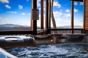 Outdoor spa tub - Bear Tree Lodge - Mountain View | Pet Friendly | Hot Tub | Game Room (Blue Ridge)