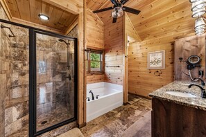 Shower, jetted bath, hair dryer, towels - Bear Tree Lodge - Mountain View | Pet Friendly | Hot Tub | Game Room (Blue Ridge)