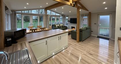 Primrose 2 bed - Violet - sleeps 6 guests in 2 bedrooms