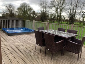 Outdoor dining - Primrose 2 bed - Violet - sleeps 6 guests  in 2 bedrooms (Eye)