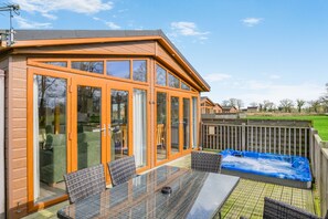 Outdoor dining - Primrose 2 bed - Violet - sleeps 6 guests  in 2 bedrooms (Eye)