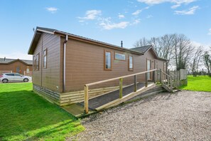 Exterior - Primrose 2 bed - Violet - sleeps 6 guests  in 2 bedrooms (Eye)