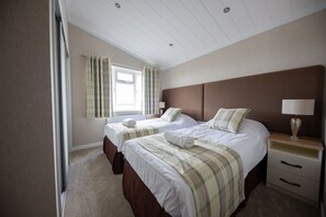 Iron/ironing board, free WiFi, bed sheets - Primrose 2 bed - Violet - sleeps 6 guests  in 2 bedrooms (Eye)