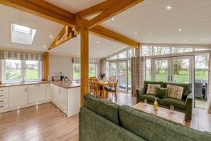 Smart TV - Primrose 2 bed - Violet - sleeps 6 guests  in 2 bedrooms (Eye)