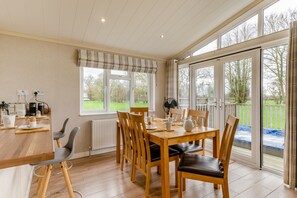 Dining - Primrose 2 bed - Violet - sleeps 6 guests  in 2 bedrooms (Eye)