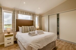 Iron/ironing board, free WiFi, bed sheets - Primrose 2 bed - Violet - sleeps 6 guests  in 2 bedrooms (Eye)