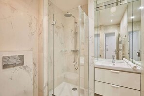 Apartment | Bathroom | Hair dryer - Modern Studio Invalides Tour Eiffel (Paris)