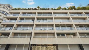 A multi-story building with balconies and large windows. - Modern Suite Invalides Tour Eiffel (Paris)