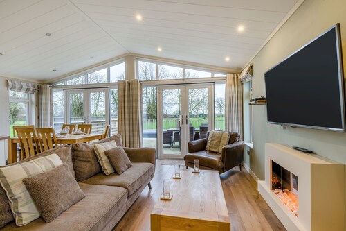 Primrose 3 bed - Poppy - sleeps 6 guests  in 3 bedrooms