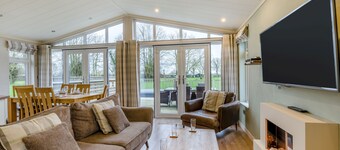 Primrose 3 bed - Poppy - sleeps 6 guests  in 3 bedrooms