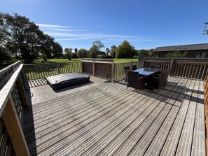 Outdoor dining - Primrose 3 bed - Poppy - sleeps 6 guests  in 3 bedrooms (Eye)