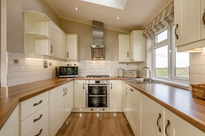 Fridge, microwave, oven, dishwasher - Primrose 3 bed - Poppy - sleeps 6 guests  in 3 bedrooms (Eye)