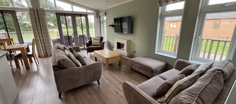 Primrose 3 bed - Poppy - sleeps 6 guests  in 3 bedrooms