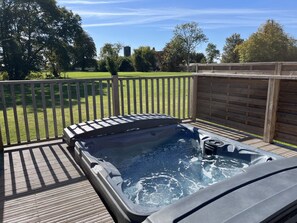 Outdoor spa tub - Primrose 3 bed - Poppy - sleeps 6 guests  in 3 bedrooms (Eye)