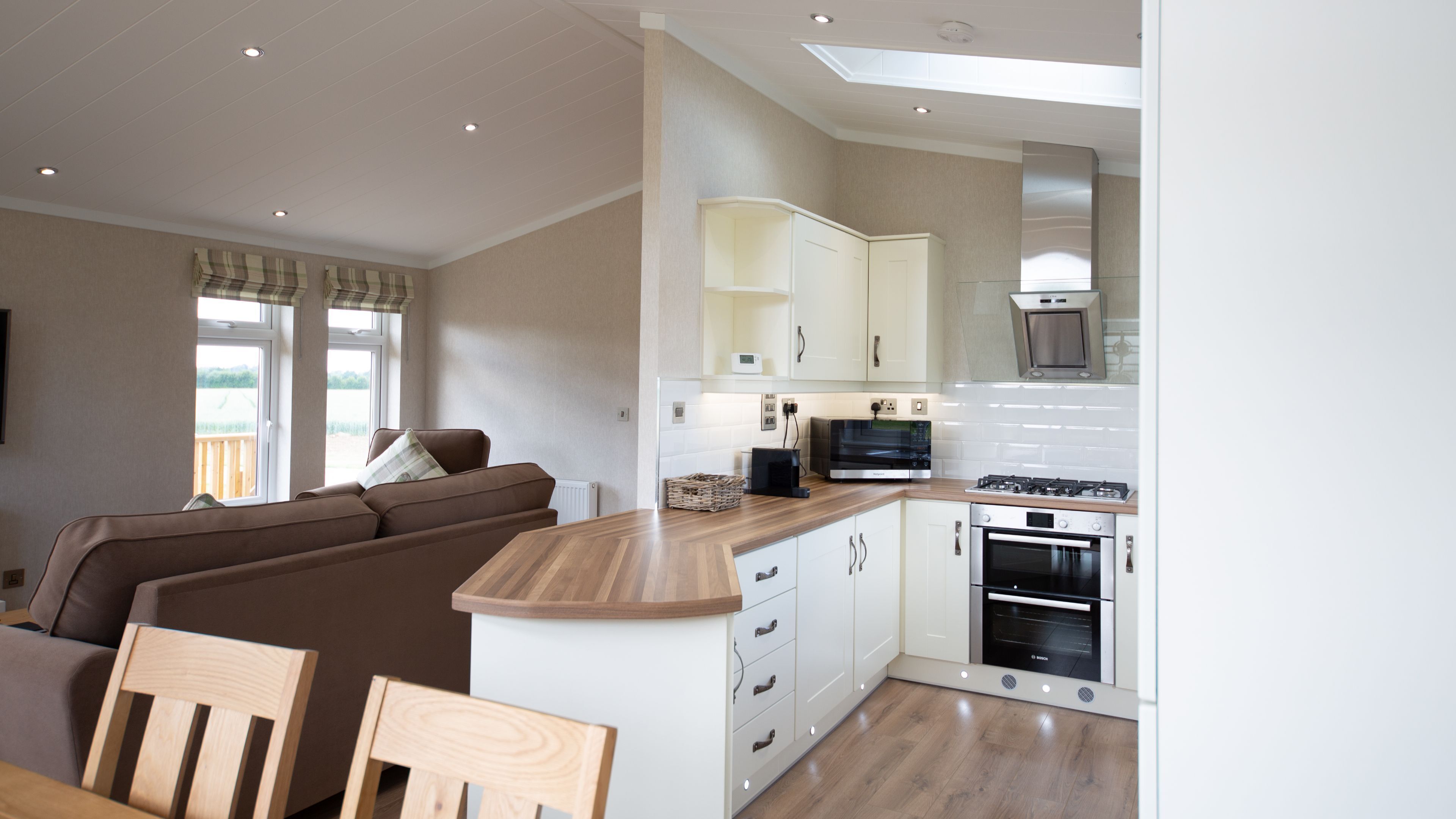 Een koelkast, een microgolfoven, een oven, een vaatwasser