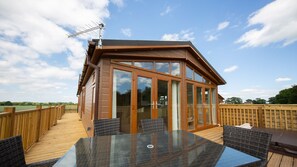 Outdoor dining - Primrose 3 bed - Orchid  - sleeps 6 guests  in 3 bedrooms (Eye)