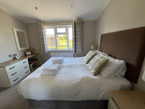 Iron/ironing board, free WiFi, bed sheets - Primrose 3 bed - Orchid  - sleeps 6 guests  in 3 bedrooms (Eye)