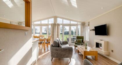 Primrose 3 bed - Orchid - sleeps 6 guests in 3 bedrooms