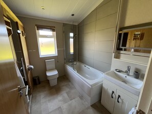 Shower, hair dryer - Primrose 3 bed - Orchid  - sleeps 6 guests  in 3 bedrooms (Eye)