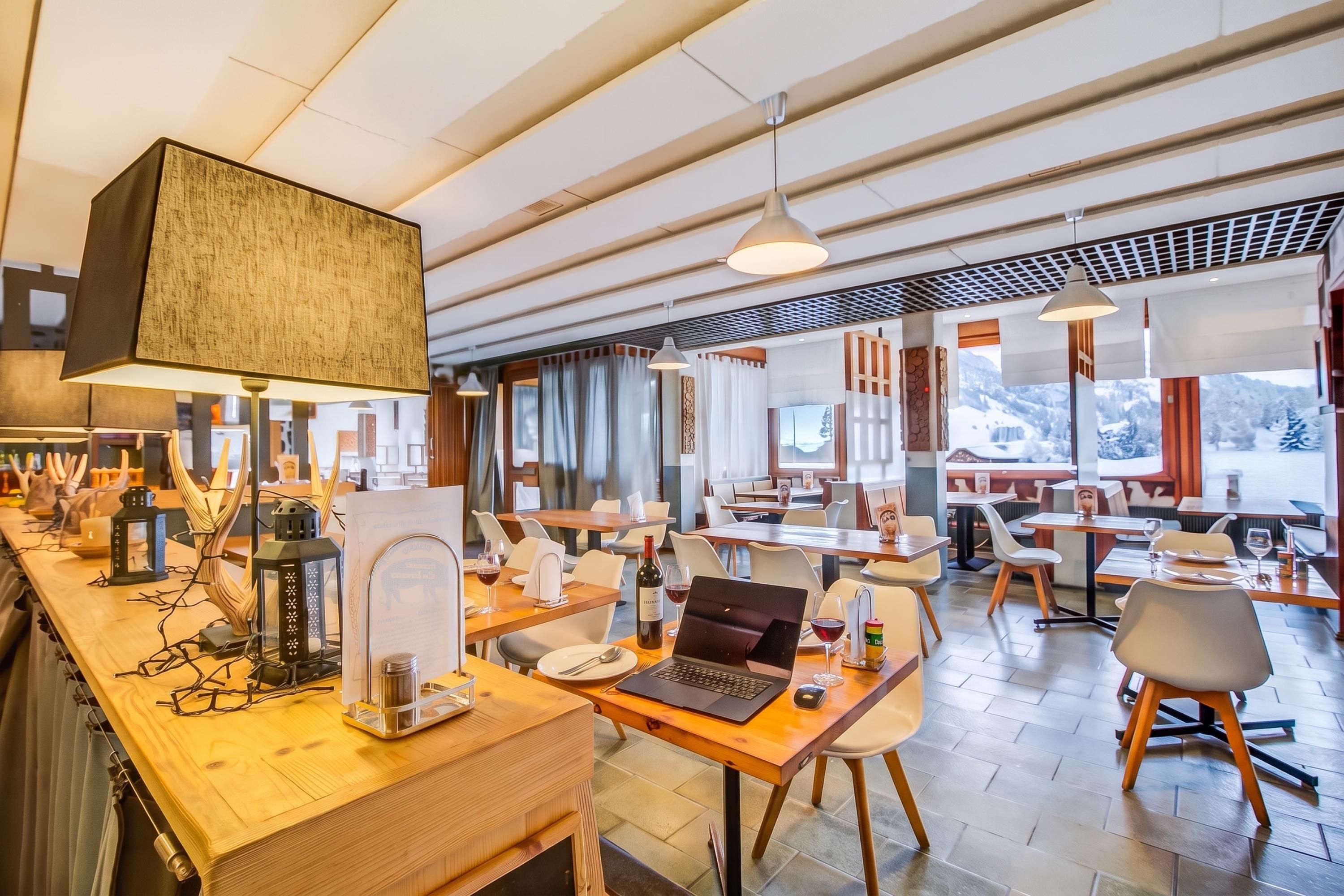 Ein modernes Restaurant mit Holztischen, Stühlen und vielfältigen Speisenangeboten.