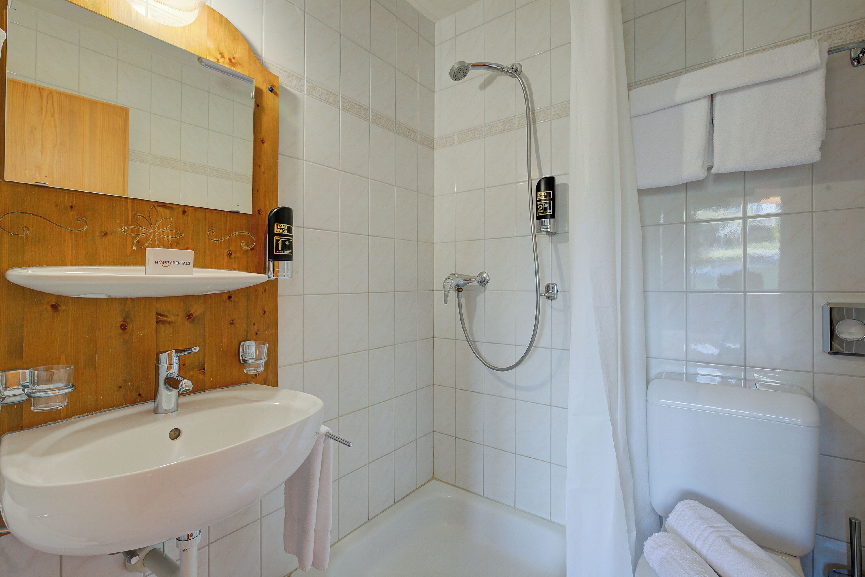 Douche, sèche-cheveux, serviettes fournies