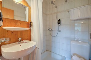 Ducha, secador de pelo y toallas