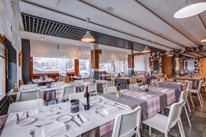 Dining area - Hotel Relais Alpin Twin Room & Balcony9 327, Les Mosses, Switzerland (Les Mosses)