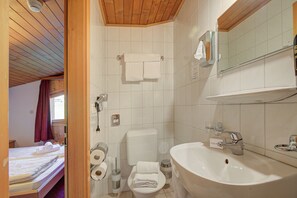 Douche, séchoir à cheveux, serviettes fournies