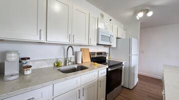 Een koelkast, een magnetron, een oven, een kookplaat