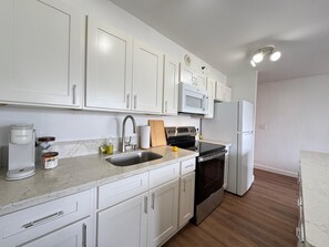 ثلاجة، ميكروويف، فرن، موقد طهي مسطح