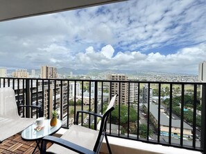 Outdoor dining - 18Fl Prime Waikiki location w/ pool & parking (Honolulu)