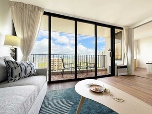 Smart TV - 18Fl Prime Waikiki location w/ pool & parking (Honolulu)